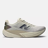 New Balance FuelCell Rebel v5 - Werft mit Arid Stone und Metallic Silver / 3.5
