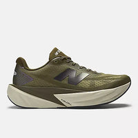 New Balance FuelCell Rebel v5 - Wald mit Werft und Metallic-Silber / 3.5